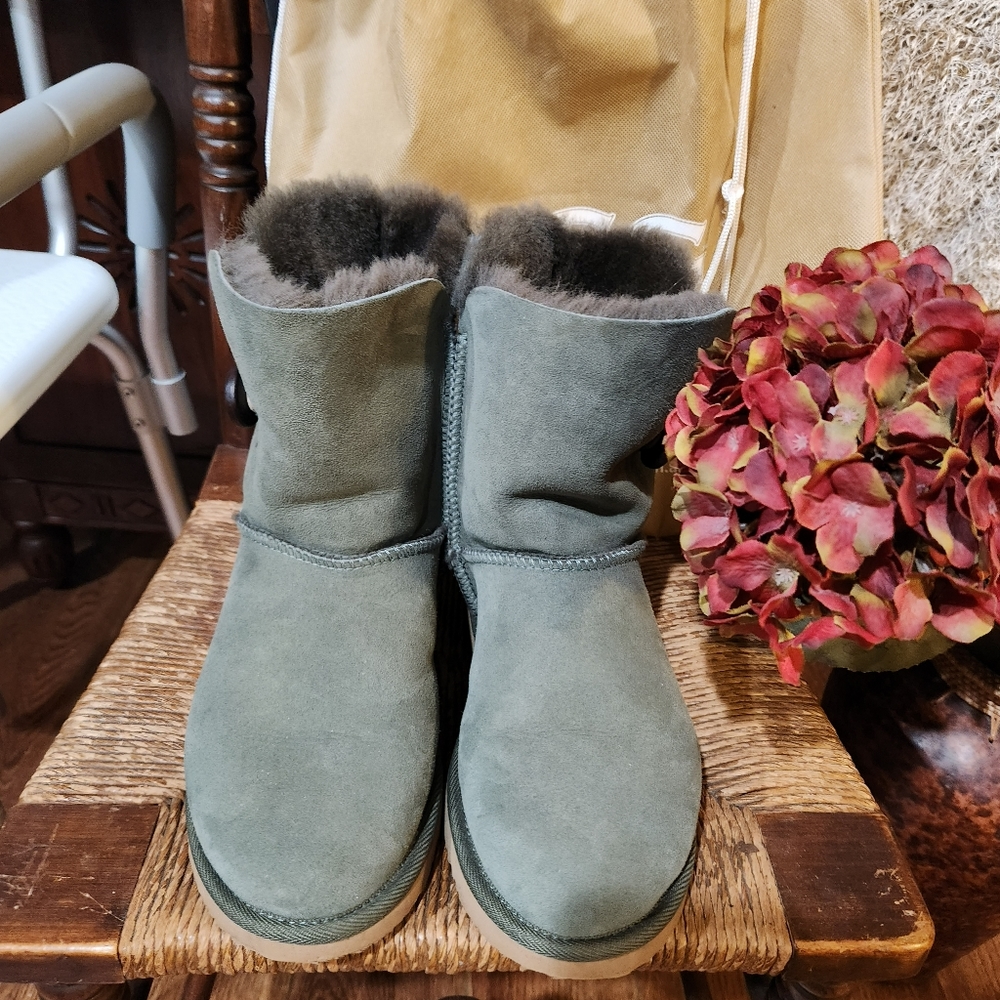 WOMENS UGG BOOTS GREEN SIZE 9
